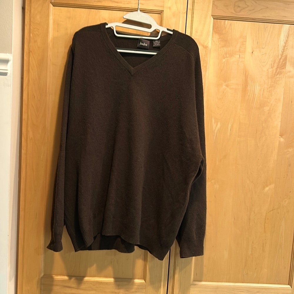 Neiman Marcus Men's  100% Cashmere dark brown Sweater